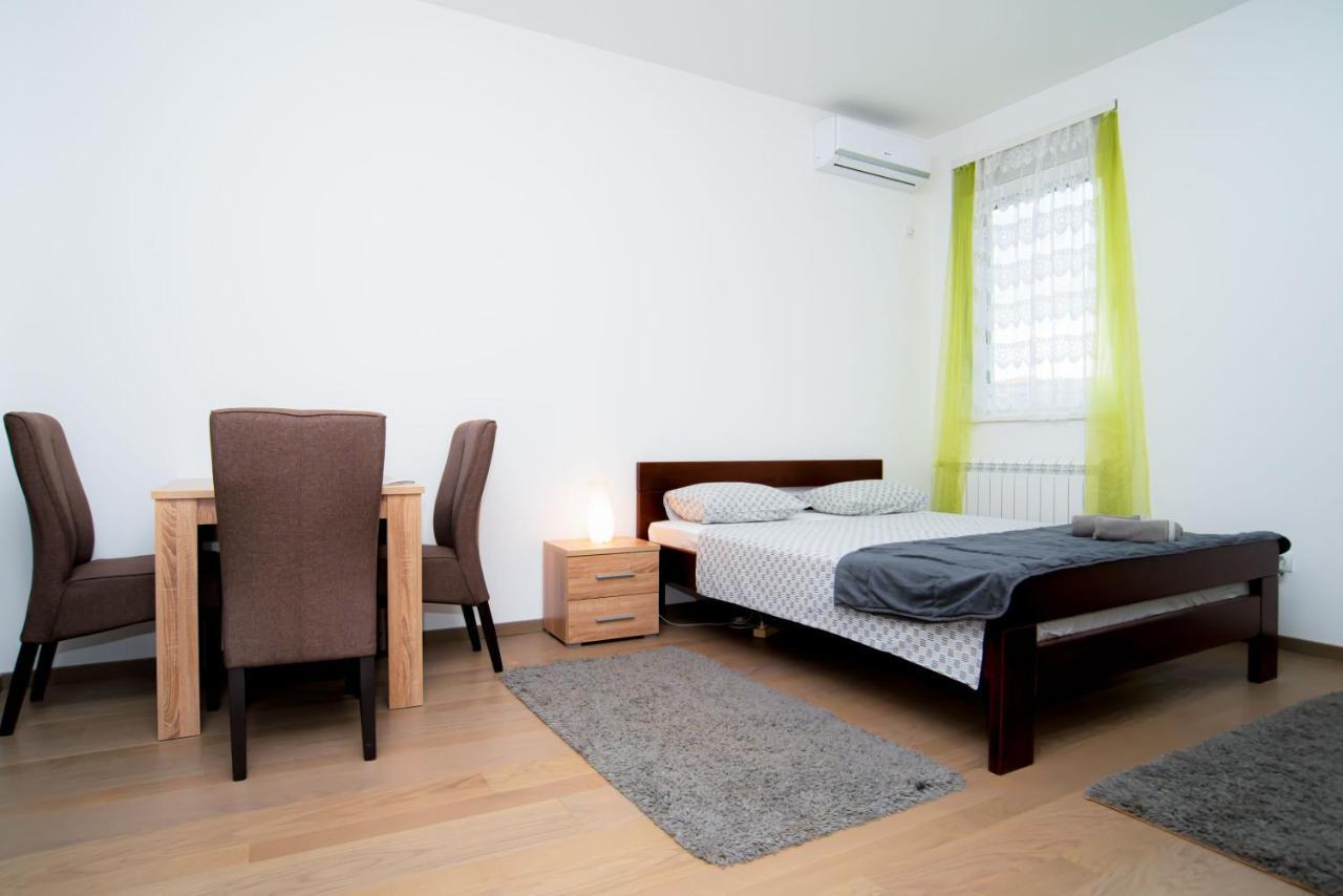 Apartment Lust Premium